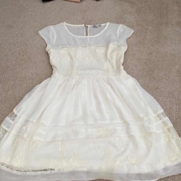 Abercrombie Fitch size 0 stain on front of dress - Picture 1 of 3
